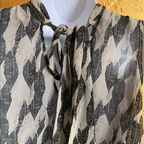 Contemporary Black and White Blouse - Picture 4 of 6